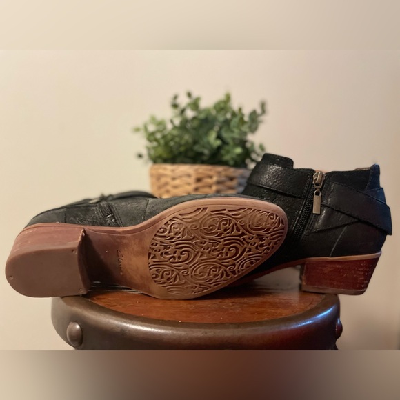 Clarks Black ankle booties size 7.5. Spye Belle. - Picture 4 of 6